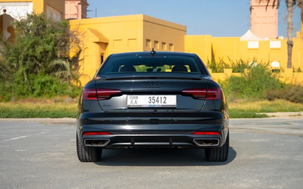 أودي A4 (أسود), 2024
