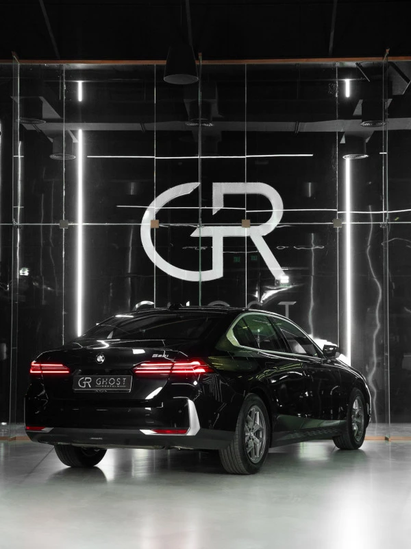 BMW 520i (Black), 2025