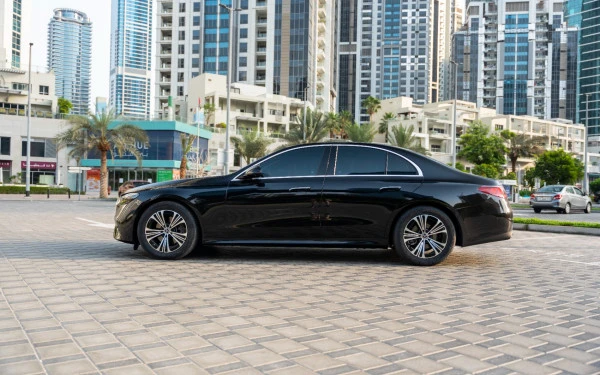 Mercedes E200 (Black), 2025