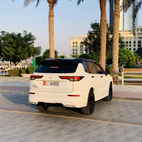 Mitsubishi Outlander (White), 2025