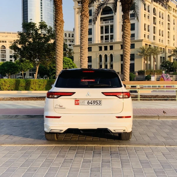 Mitsubishi Outlander (White), 2025