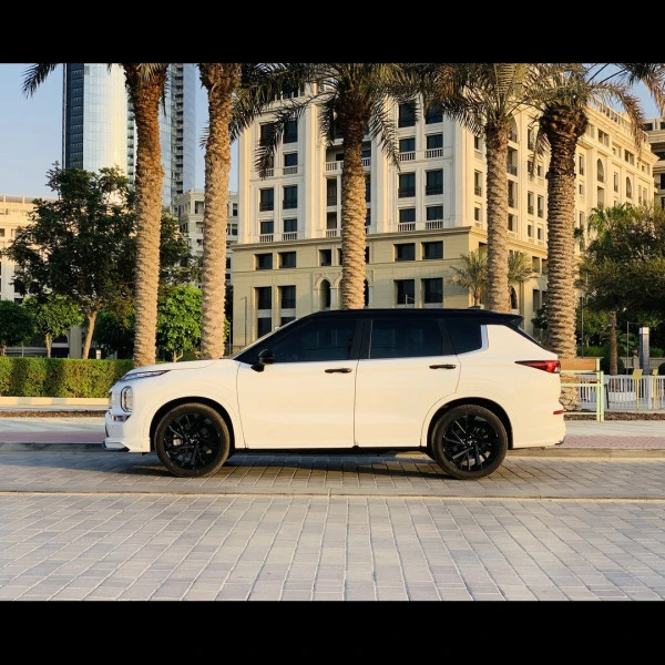 Mitsubishi Outlander (White), 2025