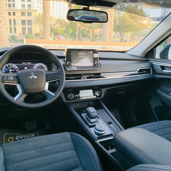 Mitsubishi Outlander (White), 2025