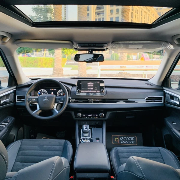 Mitsubishi Outlander (White), 2025