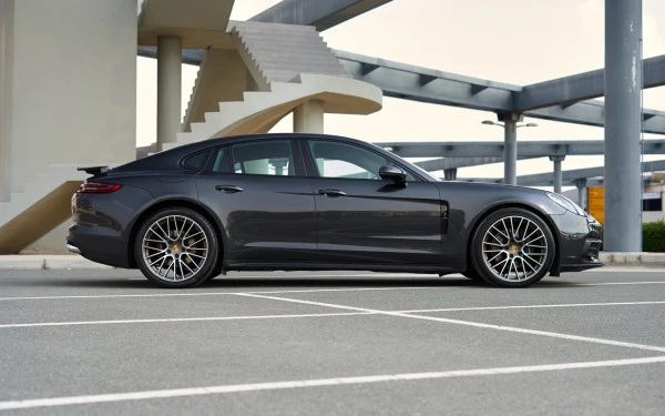 Porsche Panamera 4 (Dunkelgrau), 2020