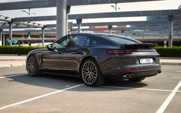 Porsche Panamera 4 (Dunkelgrau), 2020