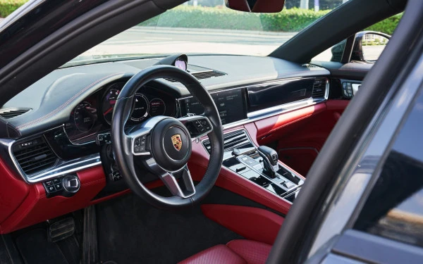 Porsche Panamera 4 (Dunkelgrau), 2020
