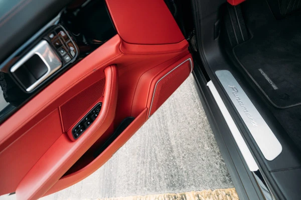 Porsche Panamera (Black), 2021