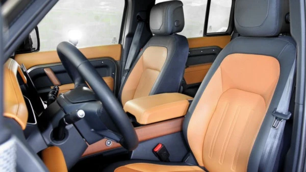 Range Rover Defender (Black), 2023