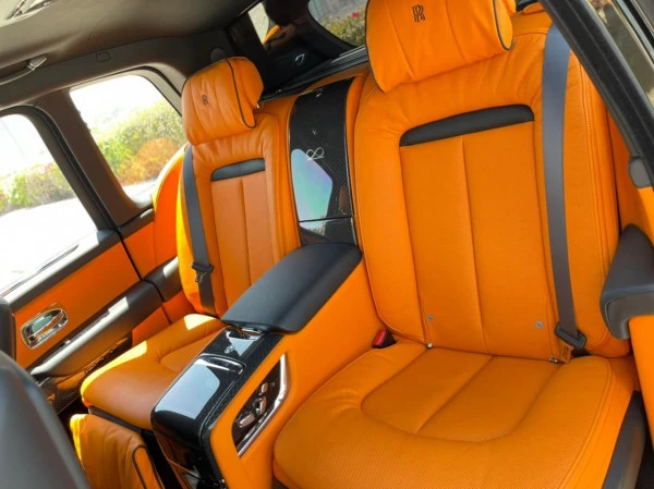 Rolls Royce Cullinan Black Badge (Black), 2021