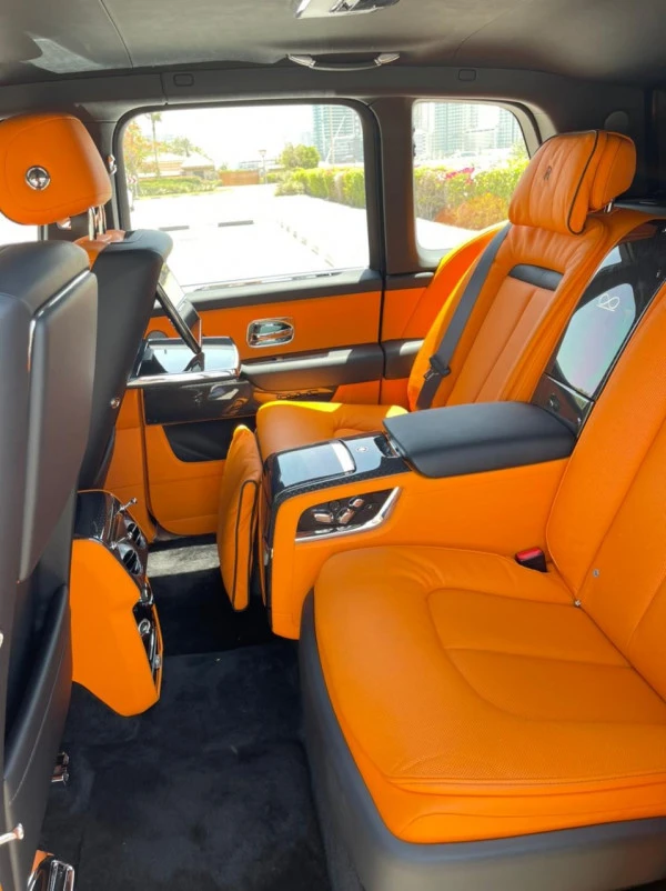 Rolls Royce Cullinan Black Badge (Black), 2021