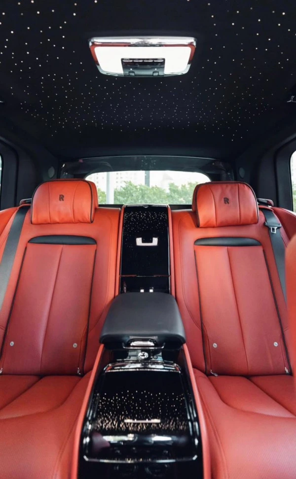 Rolls Royce Cullinan (Black), 2021