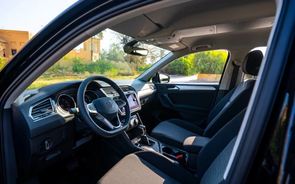 Volkswagen Tiguan (Black), 2025