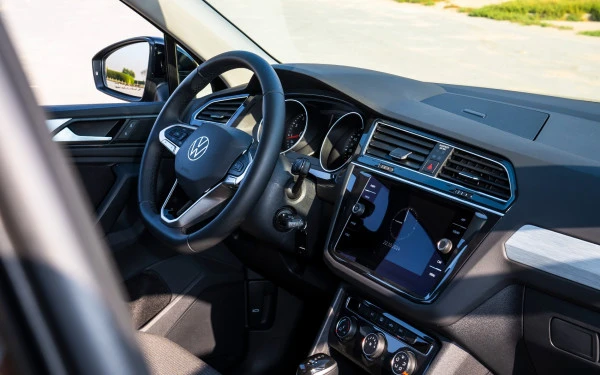 Volkswagen Tiguan (Black), 2025