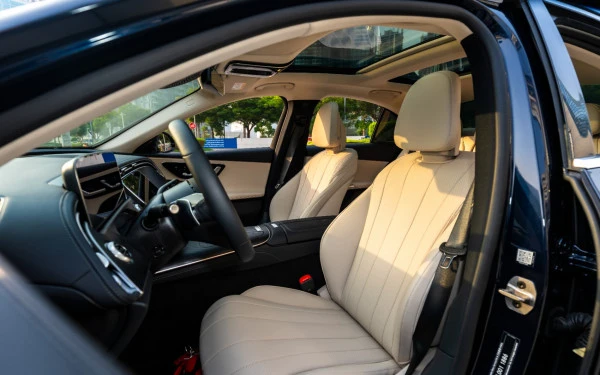 Mercedes E200 (Blue), 2025