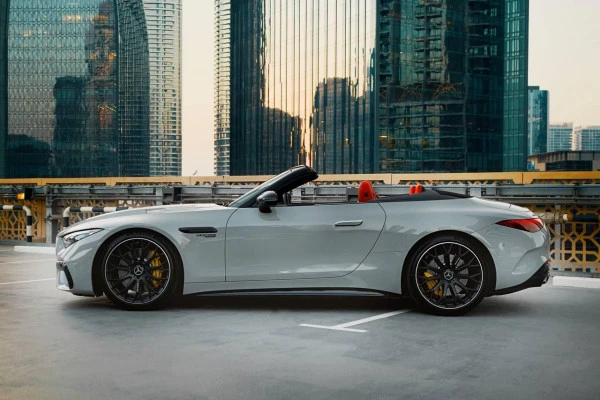 مرسيدس SL63 AMG (اللون الرمادي), 2023