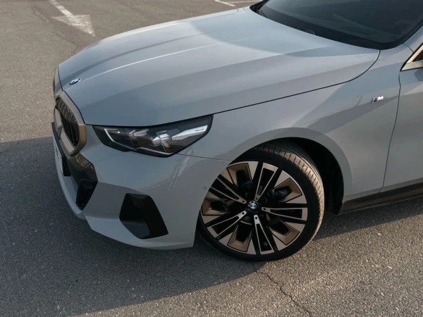 BMW 520i (Nardo grey), 2026
