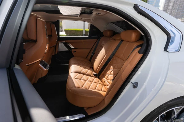 BMW 735i (White), 2025