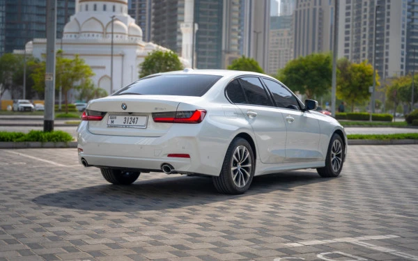 BMW 318i (White), 2025