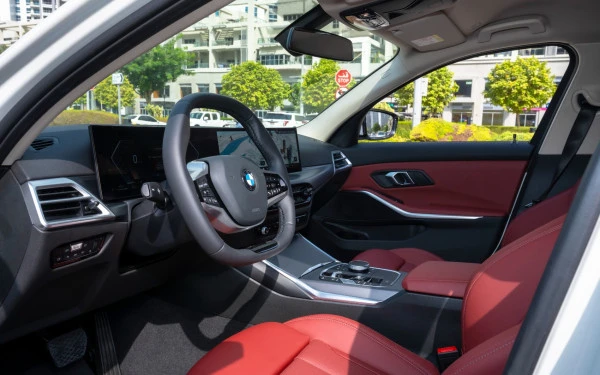 BMW 318i (White), 2025