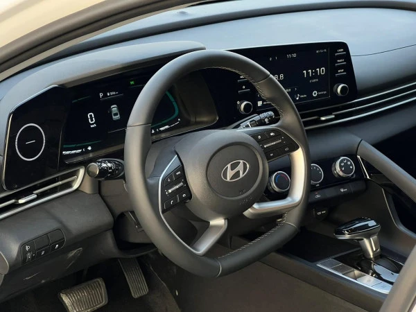 Hyundai Elantra (White), 2024