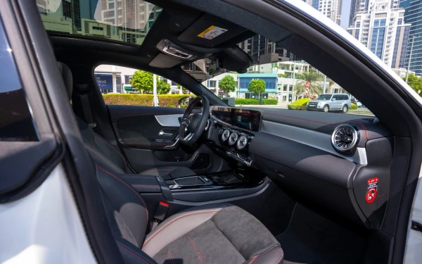 Mercedes CLA200 (Blanco), 2025