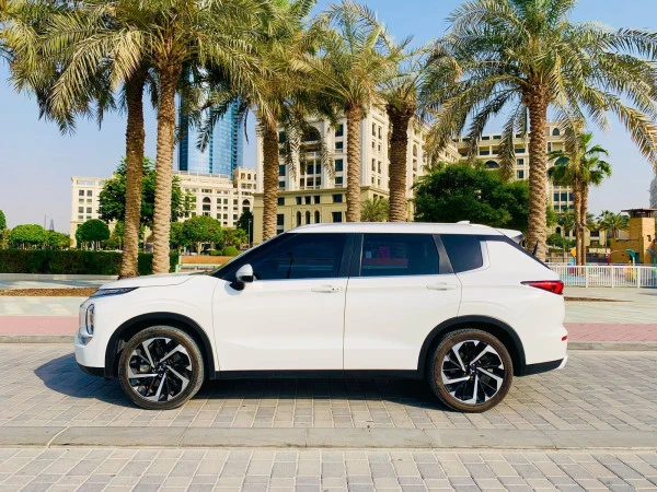 Mitsubishi Outlander (White), 2024