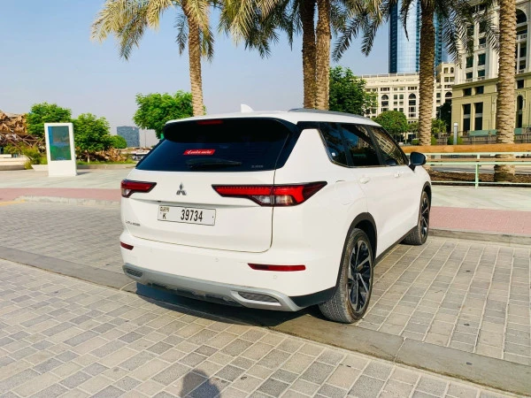 Mitsubishi Outlander (White), 2024