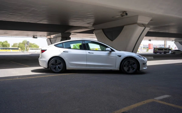 Tesla Model 3 (White), 2023