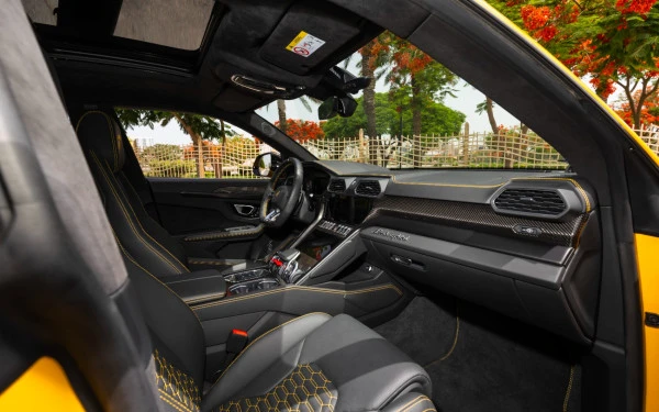 Lamborghini Urus (Yellow), 2023